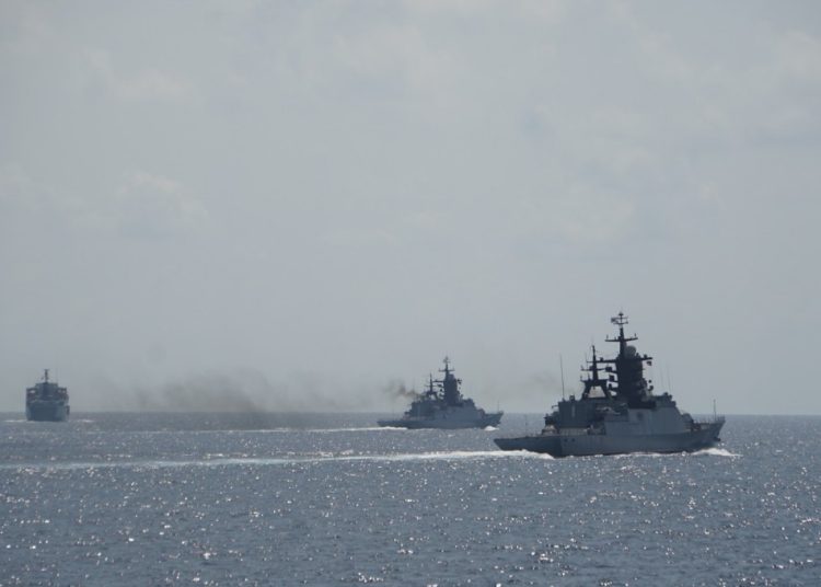 Passing Exercise di perairan Laut Jawa oleh KRI Sultan Iskandar Muda-367 untuk melepas keberangkatan tiga kapal Angkatan Laut Russia yaitu Admiral Panteleev, Varyag dan Pechenga.