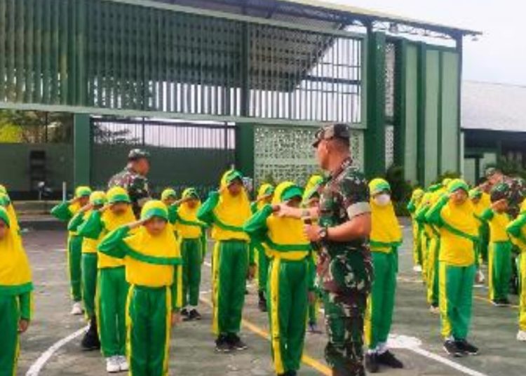 Kegiatan penguatan bela negara yang diikuti 89 siswa-siswi kelas 3 dan 4 dari Madarasah Ibtidaiyah (MI) Plus Al Fatimah Bojonegoro.