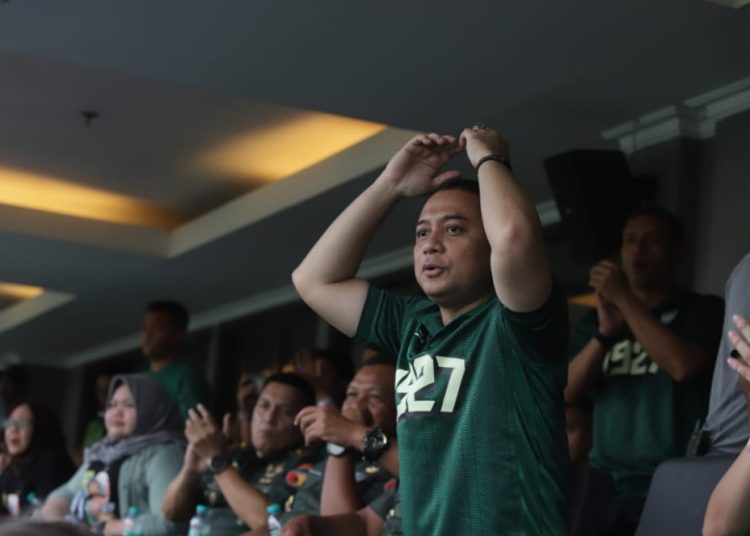 Wali Kota Surabaya Eri Cahyadi saat menyaksikan pertandingan Persebaya Surabaya melawan Persija Jakarta di Stadion Gelora Bung Tomo.