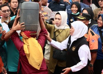 Gubernur Jawa Timur Khofifah Indar Parawansa  memantau distribusi air bersih di daerah yang mengalami kekeringan di Desa Kunjorowesi, Ngoro, Kabupaten Mojokerto.