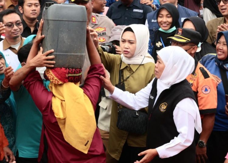 Gubernur Jawa Timur Khofifah Indar Parawansa  memantau distribusi air bersih di daerah yang mengalami kekeringan di Desa Kunjorowesi, Ngoro, Kabupaten Mojokerto.