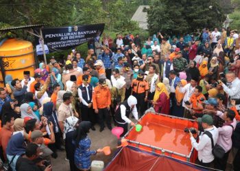 Gubernur Jawa Timur Khofifah Indar Parawansa mendistribusikan air dalam kunjungannya di Desa Kunjorowesi, Ngoro, Kabupaten Mojokerto.