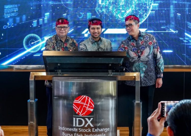 Wakil Gubernur Jawa Timur Emil Elestianto Dardak pada peresmian 12 galeri investasi Bursa Efek Indonesia, pencanangan program literasi dan inklusi pasar modal, serta peluncuran platform investasi untuk disabilitas di Kantor Perwakilan Bursa Efek Indonesia Jatim.