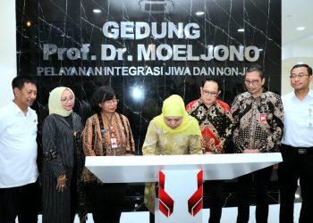 Gubernur Jawa Timur Khofifah Indar Parawansa saat meresmikan gedung integrasi Prof. Dr. dr. Moeljono Notosoedirdjo Rumah Sakit Jiwa (RSJ) Menur.