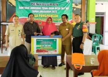 Penyaluran BLT Dana Desa di Balai Desa Pungpungan, Kecamatan Kalitidu, Kabupaten Bojonegoro.