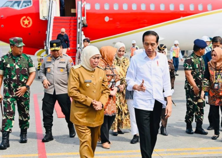 Gubernur Jawa Timur Khofifah Indar Parawansa saat menyambut kedatangan Presiden Joko Widodo.