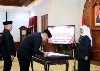 Prosesi pelantikan pejabat Pimpinan Tinggi Pratama (Eselon II) di lingkungan Pemerintah Provinsi Jawa Timur di gedung Negara Grahadi Surabaya.