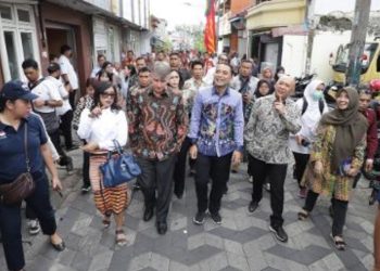 Wali Kota Surabaya Eri Cahyadi bersama Dubes Inggris untuk Indonesia dan Timor-Leste Owen Jenkins di industri kreatif Dolly.