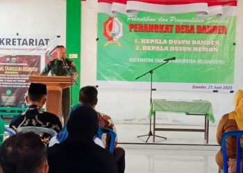 Danramil 05/Dander Kodim 0813 Bojonegoro, Kapten Inf Abdul Karim Zalukhu, dalam pelantikan dan pengambilan sumpah jabatan perangkat Desa Dander Kecamatan Dander Kabupaten Bojonegoro.
