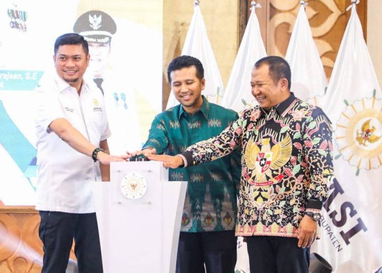 Wakil Gubernur Jawa Timur Emil Elestianto Dardak saat membuka Raker APKASI Kirwil Jatim di Hotel Shangri-La Surabaya.