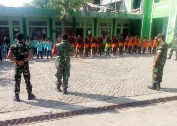 Slah satu kegiatan penguatan bela negara dengan memberikan pelatihan Peraturan Baris Berbaris (PBB) dasar dan pembekalan materi Wawasan Kebangsaan (Wasbang) kepada pelajar Madrasah Ibtidaiyah.