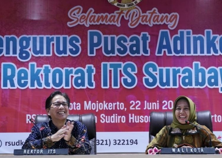 Rektor ITS Prof Dr Ir Mochamad Ashari MEng IPU AEng dan Wali Kota Mojokerto Ika Puspitasari SE.