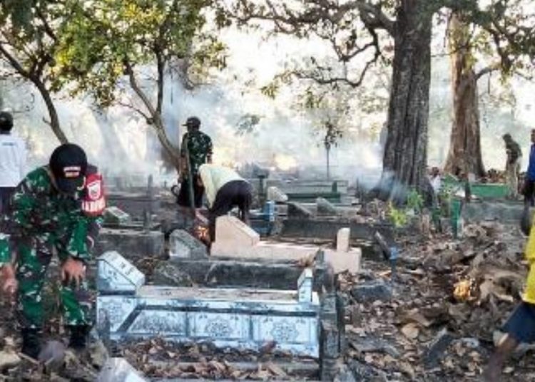 Kegiatan karya bakti bersama warga di area makam tepatnya di RT 001/RW 001 Dusun Ngorogunung Desa Ngorogunung, Bojonegoro.