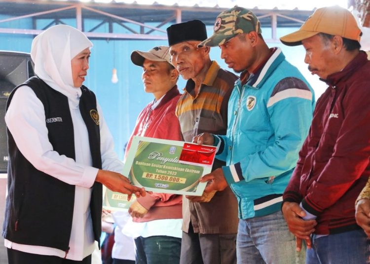 Gubernur Jawa Timur Khofifah Indar Parawansa menyalurkan Bansos bagi Keluarga Penerima Manfaat di kantor Kecamatan Gondanglegi, Kabupaten Malang.