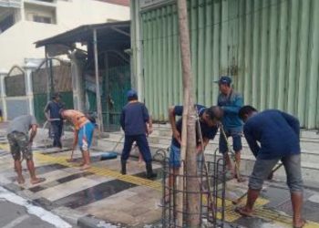 Pembersihan trotoar di seputar Alun-Alun Bojonegoro.