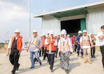 Gubernur Jawa Timur Khofifah Indar Parawansa meninjau Pusat Pengelolaan Sampah dan Limbah Bahan Berbahaya dan Beracun di Dawarblandong, Kabupaten Mojokerto.