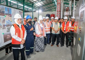 Gubernur Jawa Timur Khofifah Indar Parawansa saat meninjau Pusat Pengelolaan Sampah dan Limbah Bahan Berbahaya dan Beracun di Dawarblandong, Kabupaten Mojokerto.