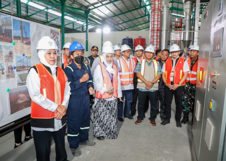 Gubernur Jawa Timur Khofifah Indar Parawansa saat meninjau Pusat Pengelolaan Sampah dan Limbah Bahan Berbahaya dan Beracun di Dawarblandong, Kabupaten Mojokerto.