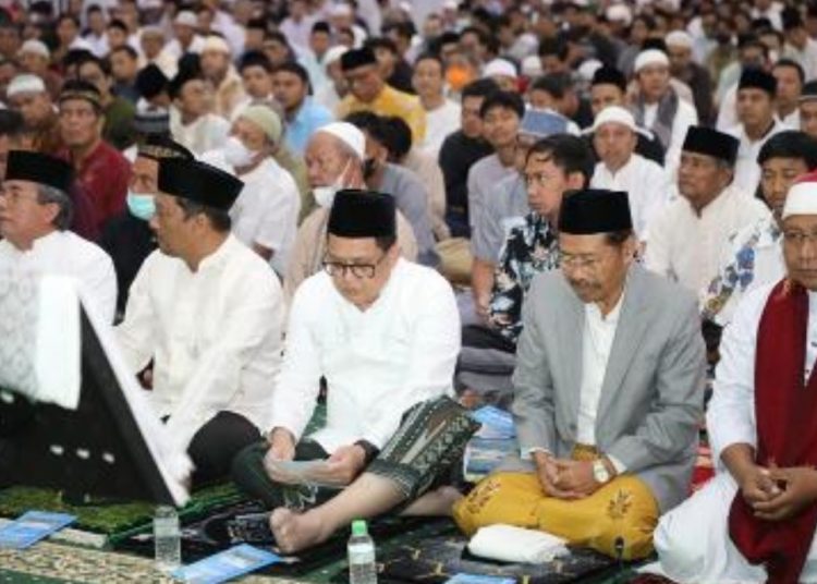 Sekretaris Daerah Provinsi Jatim Adhy Karyono melaksanakan salat Idul Adha di Masjid Raya Islamic Center Surabaya.