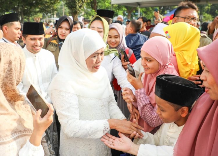 Gubernur Jawa Timur Khofifah Indar Parawansa di sela melaksanakan Salat Idul Adha di Masjid Nasional Al Akbar Surabaya.