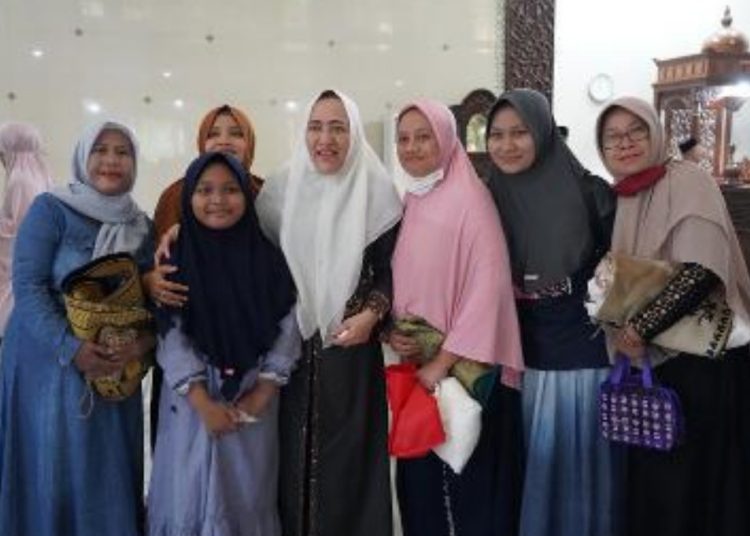Bupati Bojonegoro Anna Mu'awanah usai Salat Idul Adha di Masjid Besar Darussalam.