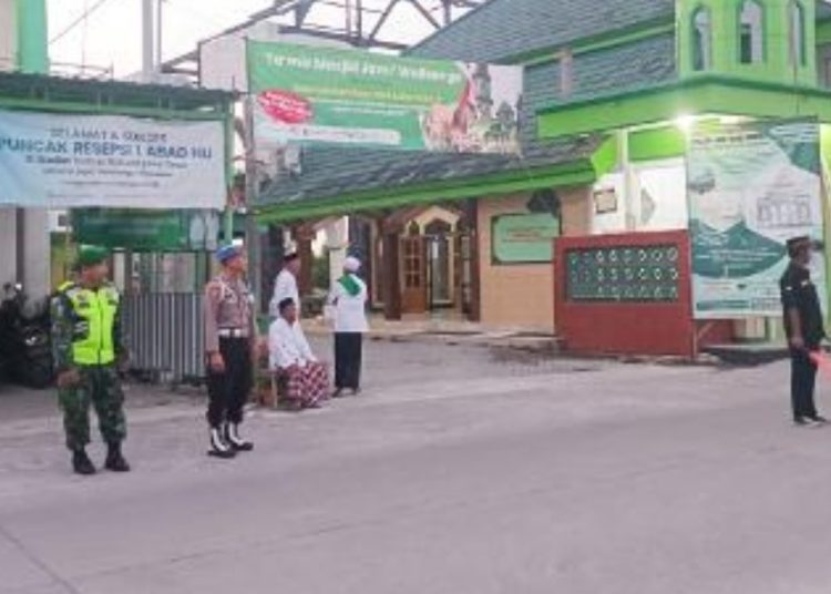 Babinsa Posramil 15/Margomulyo Kodim 0813 Bojonegoro bersama anggota Polsek dan Satpol PP Kecamatan Margomulyo melakukan pengamanan dan pengaturan lalu lintas Salat Idul Adha.