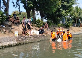 Personel Dinas Lingkungan Hidup Surabaya menggelar operasi yustisi untuk menertibkan warga yang mencuci rumen atau membuang jeroan hewan kurban di Kalimas.