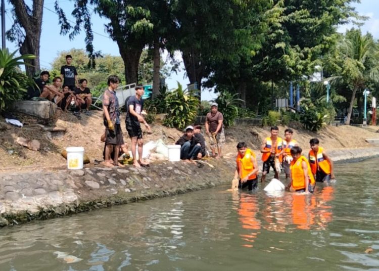 Personel Dinas Lingkungan Hidup Surabaya menggelar operasi yustisi untuk menertibkan warga yang mencuci rumen atau membuang jeroan hewan kurban di Kalimas.