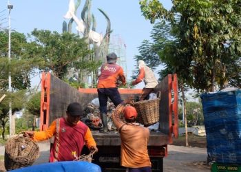 Foto ilustrasi, personel kebersihan dari Dinas Lingkungan Hidup (DLH) Surabaya mengangkut sampah.