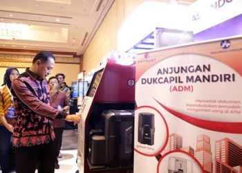 Wali Kota Surabaya Eri Cahyadi mencoba salah satu anjungan Dukcapil Mandiri yang dipamerkan di Forum Smart City Nasional 2023.