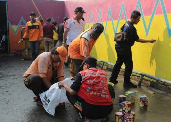 Pengecatan di salah satu Tempat Pembuangan Sampah (TPS) di Surabaya.