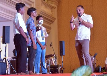 Wali Kota Surabaya Eri Cahyadi saat memberikan tes pertanyaan wawasan kebangsaan kepada siswa-siswi se-Surabaya.