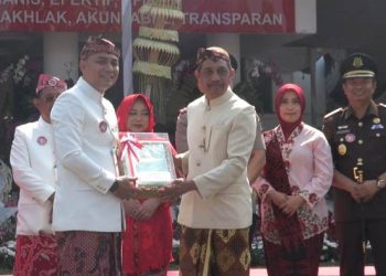 Wali Kota Surabaya Eri Cahyadi menerima sertifikat aset dari kepala Kantor Pertanahan Kota Surabaya I dan II.