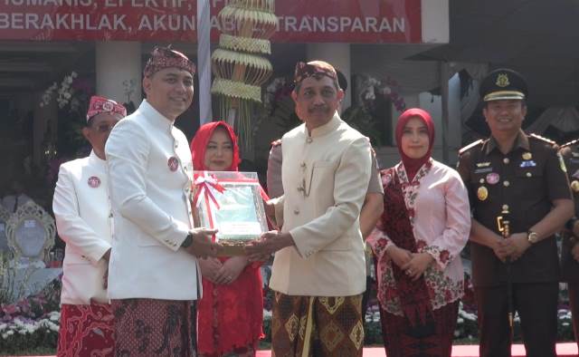 Wali Kota Surabaya Eri Cahyadi menerima sertifikat aset dari kepala Kantor Pertanahan Kota Surabaya I dan II.