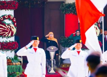 Gubernur Jawa Timur Khofifah Indar Parawansa dalam 
upacara peringatan Hari Lahir Pancasila di gedung Negara Grahadi.