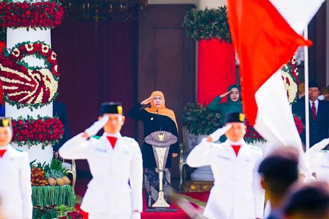 Gubernur Jawa Timur Khofifah Indar Parawansa dalam
upacara peringatan Hari Lahir Pancasila di gedung Negara Grahadi.