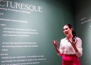 Arumi Bachsin dalam kegiatan membuka Picturest art & craft exhibition di UYCC art Galery Jalan Embong Tanjung 46-48 Surabaya The Win Hotel.