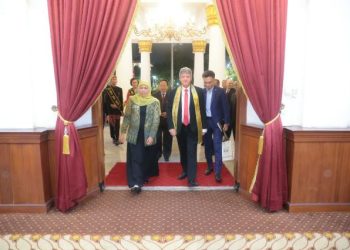 Gubernur Jawa Timur Khofifah Indar Parawansa saat menerima kunjungan Dubes Palestina untuk Indonesia, Dr. Zuhair, S.M. Al-Shun.