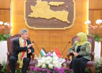 Gubernur Jawa Timur Khofifah Indar Parawansa menerima kunjungan Duta Besar (Dubes) Palestina untuk Indonesia, Dr. Zuhair, S.M. Al-Shun.