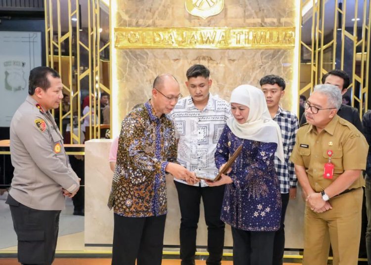 Gubernur Khofifah menandatangani berita acara dari Sesditjen Protokol dan Konsuler Kemenlu RI Didik Eko Pujianto di Lobby Tribrata Mapolda Jatim.