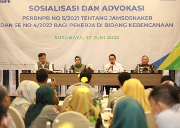 Sekretaris Daerah Provinsi Jatim Adhy Karyono menyampaikan pembukaannya saat Sosialisasi dan Advokasi PERBNPB No. 5/2021 tentang Jamsosnaker dan SE No. 4/2022 bagi pekerja di bidang kebencanaan di Hotel Mercure Grand Mirama Surabaya.