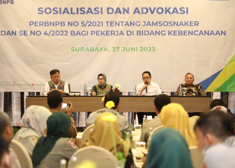 Sekretaris Daerah Provinsi Jatim Adhy Karyono menyampaikan pembukaannya saat Sosialisasi dan Advokasi PERBNPB No. 5/2021 tentang Jamsosnaker dan SE No. 4/2022 bagi pekerja di bidang kebencanaan di Hotel Mercure Grand Mirama Surabaya.