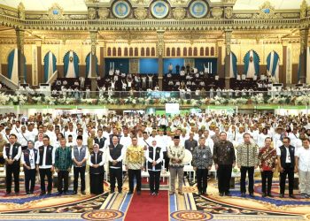 Foto bersama Gubernur Jawa Timur Khofifah Indar Parawansa dengan Dinas Kehutanan Provinsi Jatim dan diikuti oleh 1.500 petani hutan se Jawa Timur.