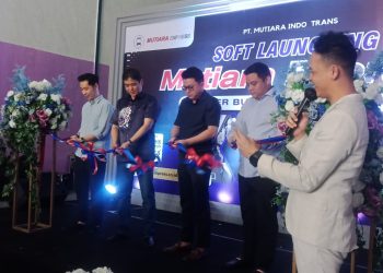 Pengguntingan pita dalam soft launching bus Mutiara Express di Legundi Bizpark Blok G, Driyorejo, Gresik.