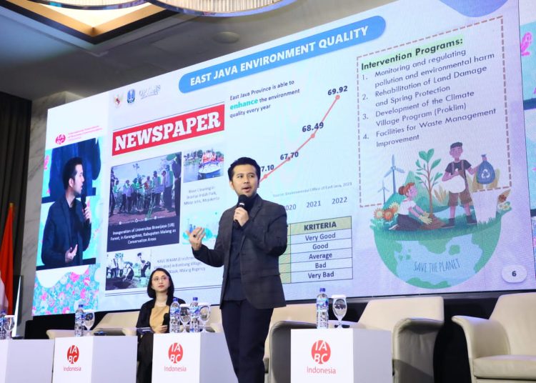 Wakil Gurbernur Jatim Emil Elistianto Dardak sedang menyampaikan poin penting praktik komunikasi.