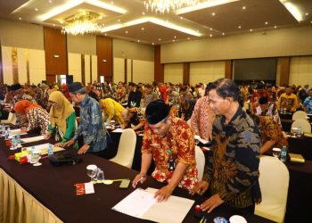 Penandatanganan Pakta Integritas oleh kepala sekolah dan komite sekolah SMA/SMK/SLB Negeri se-Jawa Timur.