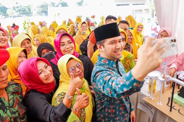 Wakil Gubernur Jawa Timur Emil Elestianto Dardak di sela menghadiri Milad Aisyiyah ke-106 dan launching Aisyiyah Training Center di Desa Kertosari, Kecamatan Purwosari Kabupaten Pasuruan.