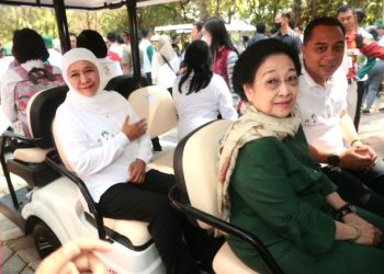 Gubernur Jawa Timur Khofifah Indar Parawansa dan Wali Kota Surabaya Eri Cahyadi mendampingi Ketua Yayasan Kebun Raya Indonesia Megawati Soekarnoputri dalam peresmian Kebun Raya Mangrove Gunung Anyar Surabaya.