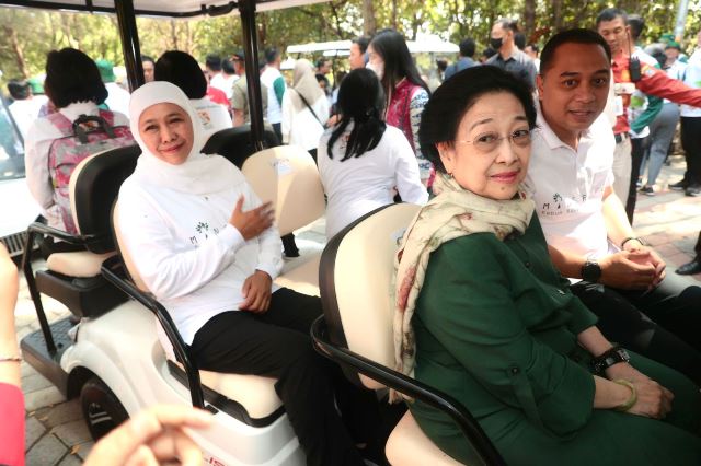 Gubernur Jawa Timur Khofifah Indar Parawansa dan Wali Kota Surabaya Eri Cahyadi mendampingi Ketua Yayasan Kebun Raya Indonesia Megawati Soekarnoputri dalam peresmian Kebun Raya Mangrove Gunung Anyar Surabaya.