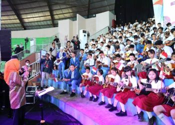 Gubernur Jawa Timur Khofifah Indar Parawansa di sela meluncurkan Sekolah Orang Tua Hebat di GOR Kota Pasuruan.